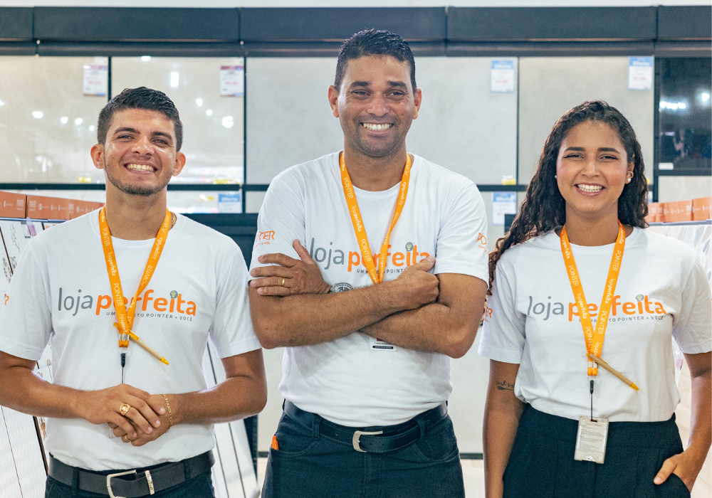 Três vendedores em uma loja de materiais de construção