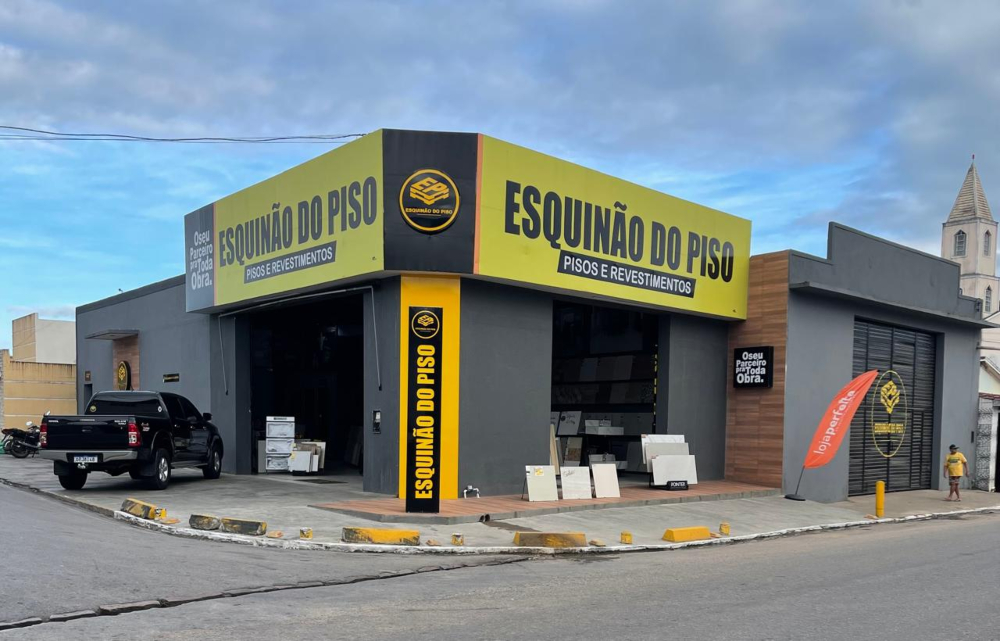 Fachada da loja Esquinão do Piso, em Palmeira dos Índios, Alagoas