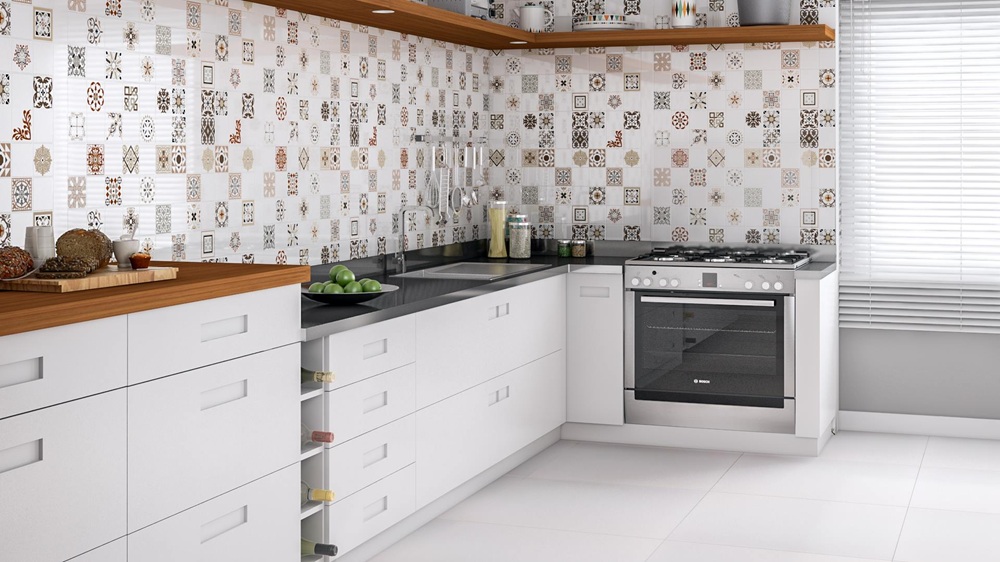 Cozinha com móveis brancos e parede com revestimento que reproduz azulejo da Pointer