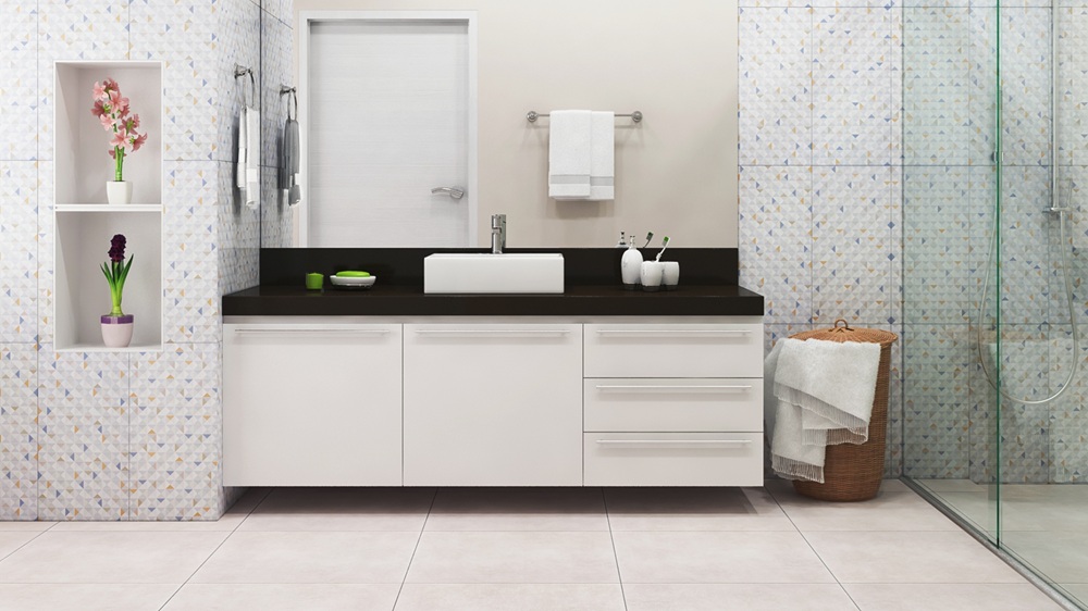 Banheiro com piso que reproduz cimento branco e parede com revestimento com textura