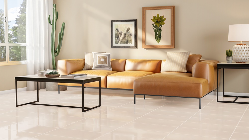 Sala com piso bege, sofá em couro marrom e mesa de centro