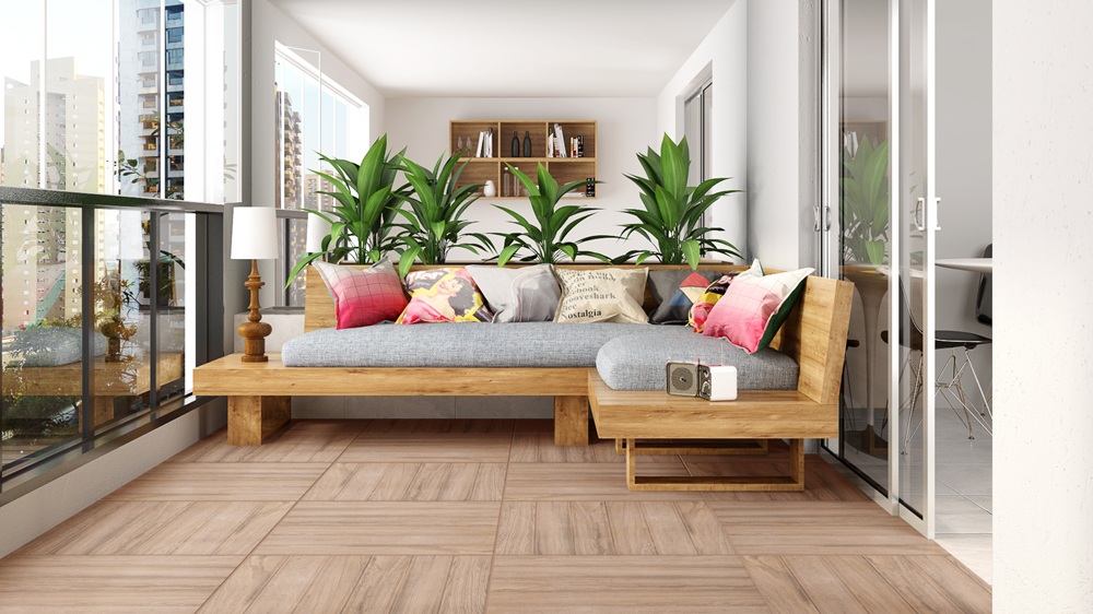 Varanda com piso amadeirado e sofá com estofado cinza