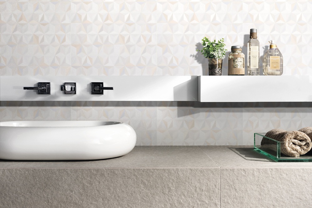 Parede de banheiro com revestimento Pointer que cria mosaicos em tons neutros