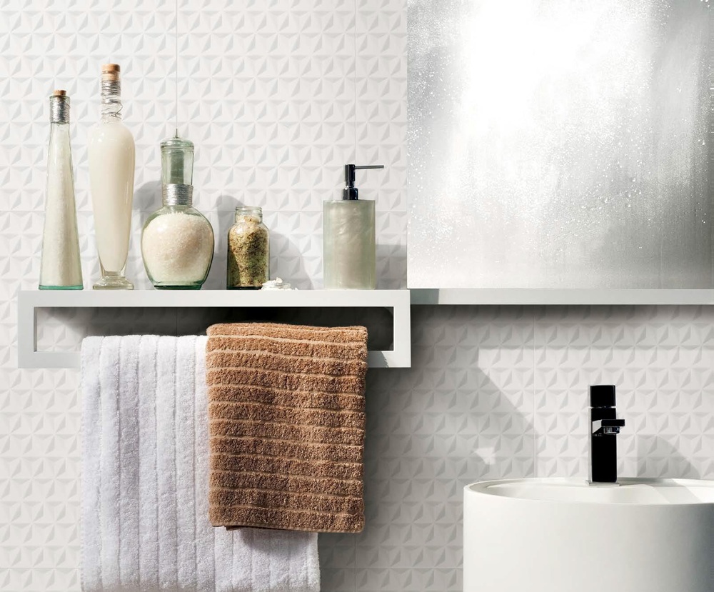 Parede de banheiro com revestimento texturizado branco Diamante Puro