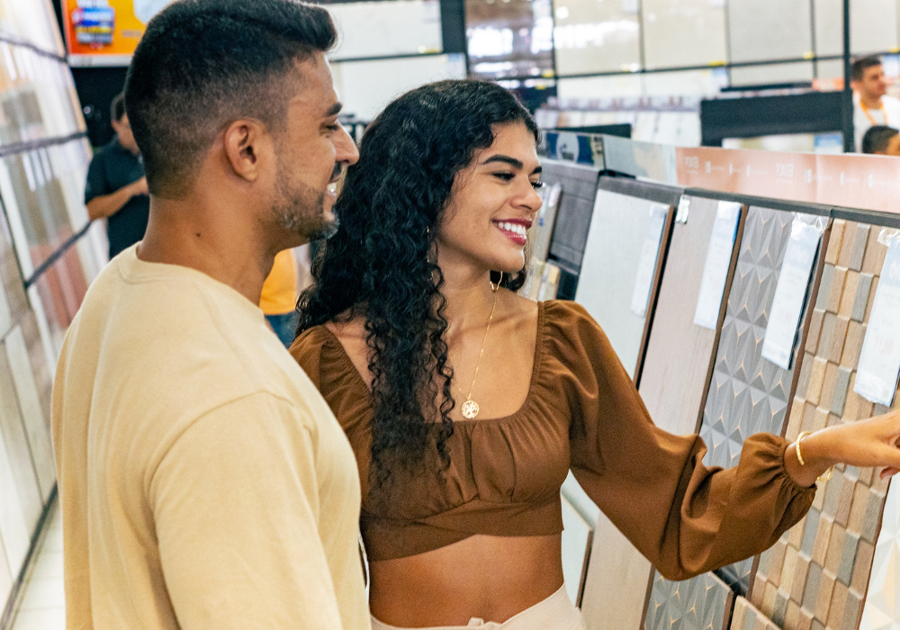 Clientes observando revestimentos em loja de materiais de construção